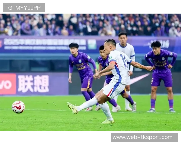 恒大与上海申花激战正酣争夺中超联赛关键三分的精彩对决